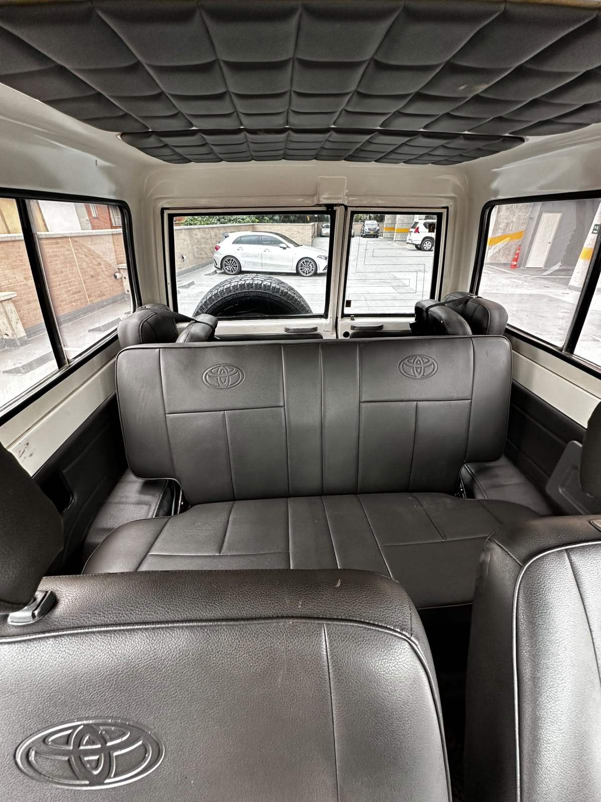 Toyota Land Cruiser — foto 7 de 13