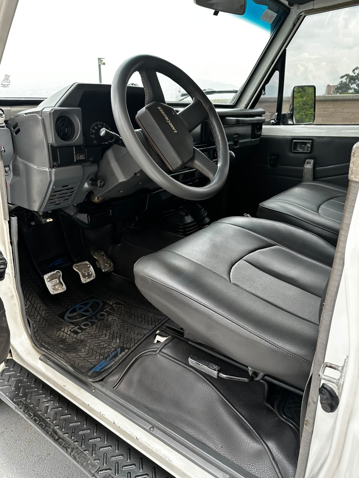 Toyota Land Cruiser — foto 9 de 13