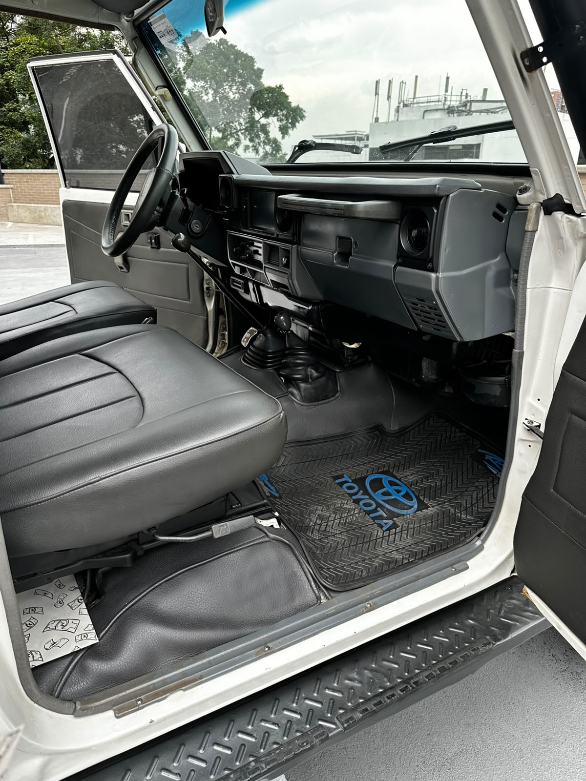 Toyota Land Cruiser — foto 10 de 13