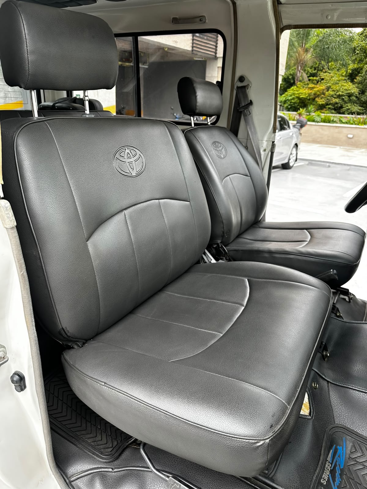 Toyota Land Cruiser — foto 11 de 13