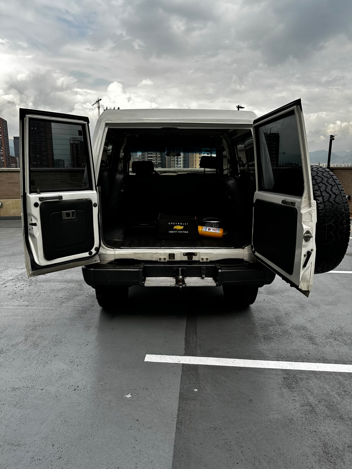 Toyota Land Cruiser — foto 12 de 13