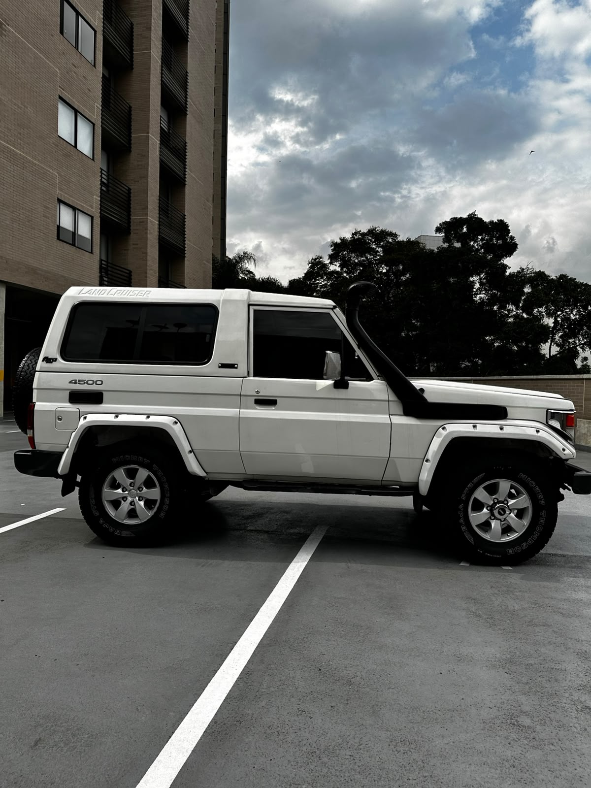Toyota Land Cruiser — foto 2 de 13