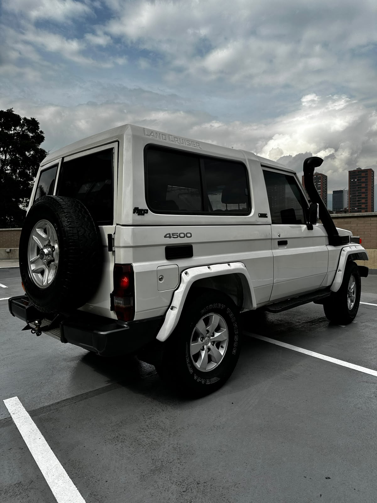 Toyota Land Cruiser — foto 5 de 13