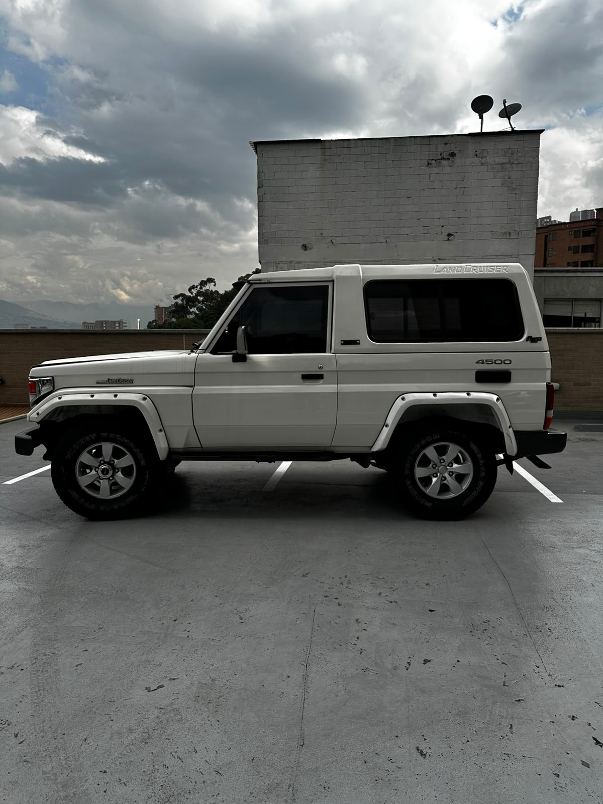 Toyota Land Cruiser — foto 3 de 13